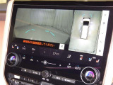 パノラミックビューモニターシステムが付いているので車の上から見た映像が確認できますよ。 一目で車両周辺の情報を確認できますが、直接安全をご確認下さい。