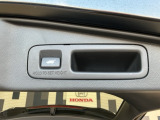お好みの位置で止められるメモリー機能付の電動リアゲートです!後ろが狭い駐車場でもスムーズに荷物を積めて、さらに背が低い人の手がムリなく届く高さで止めることも可能です!