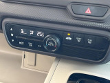 【オートエアコン】一度お好みの温度に設定すれば、車内の温度を検知し風量や温度を自動で調整。暑い&hellip;寒い&hellip;と何度もスイッチ操作をする必要はありません。快適な車内空間には必須の機能ですね♪