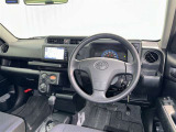 運転席まわりです。 各操作スイッチは使いやすい位置に配置されてます。