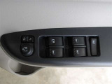 パワーウィンドウスイッチで運転席から全席の窓の開閉ができます。