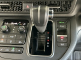 オートマチックシフトレバーは、手になじみ操作しやすい形状で安全運転にもつながります♪