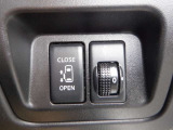 運転席からオートスライドドアの操作ができます。