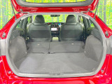 普段のお買い物や通勤、送迎等に十分な荷室スペースを確保しております。セカンドシートを倒すと、大きな荷物の積載も可能です♪