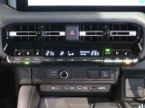 左右独立温度コントロールフルオートエアコンです。運転席、助手席それぞれで独立して温度設定ができます。冷え性の方が乗っても安心ですね♪