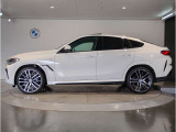 【拘りのFR】BMWが多く採用するFR車。ダイレクトでスポーティな加速感・シャープなハンドリングを実現。縦置きエンジンレイアウトにより、フラットで上質な乗り味です。