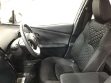 高いホールド性で運転姿勢が安定します。長距離ドライブでも疲れにくいのが魅力です。快適なドライビングライフをお送りください♪