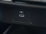 スマホの充電等に便利なUSBのソケットが付いています。