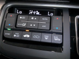 オートエアコンは左右席で独立温度コントロールが可能です。運転席はキンキンに冷やして助手席はマイルドにと言った設定が可能です。暑さ寒さでケンカすることもなくなりますね。
