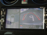 【アラウンドビューモニター&バックモニター】クルマを真上から見下ろしているかのような映像が表示され、周囲の状況がひと目で把握できるので、安心してスマートに駐車できます。駐車が苦手な方にオススメです!
