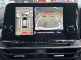 アラウンドビューモニターです。4つのカメラからの映像を合成・処理することで空から見下ろすような視点で周囲を確認でき、駐車時のクルマの位置確認がスムーズになります。