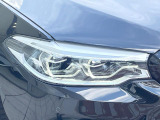 ●LEDヘッドライト:夜間走行時も良好な視界を確保し安心して運転できる高輝度LEDヘッドライトを装備!点灯速度が早く、消費電力も抑えられています。