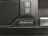 【MERIDIANサラウンドサウンドシステム】低音から高音までをクリアに再現し車内に臨場感溢れる音響空間を提供致します。