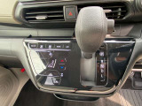 インパネシフトレバーで運転席まわりがコンパクトです。