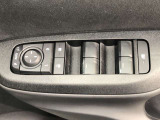 パワーウィンドのスイッチです。運転席に座りながら、助手席や後席の窓を開け閉めできるので大変便利ですよ。