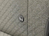 2列目のシートがISOFIX対応シートです。ISOFIX対応チャイルドシートなら装着・脱着が容易で載せ替えの煩わしさ緩和
