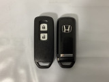 スマートキーを装備しています。鍵を差し込むことなくドアロックの開け閉めと、スタートボタン操作でのエンジンスタートができます。スペアキーも同じものを用意しております。