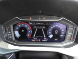 重厚感と安定感があり、同時にダイナミックさも備えるAudiの走り。機能やデザインが革新的なメーター。