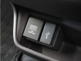 ◆USB接続端子◆スマホやiPodなどを接続して、いつもの音楽を車内でもお楽しみいただけます♪
