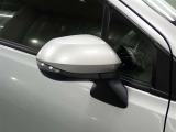 対向車や歩行者が認識しやすいサイドターンランプ付カラードドアミラー