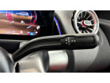 ウィンカー内蔵ドアミラーを開発したのは『メルセデス・ベンツ』です。他車からの視認性が高まり、事故の可能性を低減させています。更に、点灯部分はドライバーの視界に入らないように設計されています。