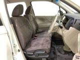女性でも運転がしやすいように、シートの高さ調整機能(シートリフター)がついています。運転席と助手席の間が空いている為、助手席側への移動がスムーズです。交通量の多い道でも助手席側から乗り降りができます。