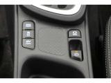 【EVモード】 電気モーターのみを使って走行するモードです。深夜の住宅街、屋内駐車場でエンジン騒音や排気ガスを気にすることなく走行できます。