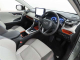 シンプルで使いやすいデザインの運転席です。