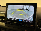 リバースギアに入れるだけで後方の表示へ切り替わります。夜間や雨の日の駐車も楽になりますよ。