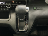 オートマチックシフトレバーは、手になじみ操作しやすい形状で安全運転にもつながります♪