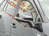 対向車や歩行者が認識しやすいサイドターンランプ付カラードドアミラー