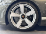 オプション設定の20/21インチ Sport Classic ホイール(ホワイト/シルバー塗装)