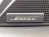 BOSEサウンドシステムを搭載。「良い音を出す」ではなく、その車種のごとに特徴を計算(車種専用設計)し、「反響音」を作り出すことによってどの座席でも自分中心で音が聴こえ、「心地よい空間」を作り出します。