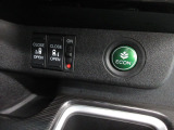 両側電動スライドドア。荷物で手が塞がる時など簡単にドアの開閉が出来ます。何より力いらずで開閉OK。女性やお年寄りにも優しい。電動機能はOFFにもできますから元気なお子様の駆け出しも安心。