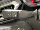 【オートワイパー(AUTO)】雨が降り出した時に、雨滴検出用センサー(レインセンサー)が雨滴を感知すると、自動でワイパーが動作します。