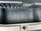 トランク下部には、荷物が入っています。