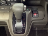 CVT車のセレクトレバーです。低速から高速まで、変速ショックのないスムーズな走りと、エンジン効率のよい領域を維持して燃費にも貢献します。サイドブレーキはスイッチ操作の電子制御パーキングブレーキです。