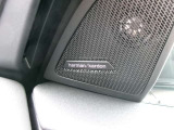 高音質オーディオのハーマンカードンがついています。クリアで上質なサウンドが特徴です。デザイン性が高いスピーカーグリルで、ワンランク上のドライブができます
