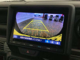 リバースギアに入れるだけで後方の表示へ切り替わります。夜間や雨の日の駐車も楽になりますよ。