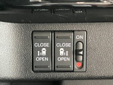 【リア両側パワースライドドア】リモコンなどで自動開閉。Hondaスマートキーを携帯していれば、軽い力で解錠とドアオープンが行えます。半ドア状態まで閉めると、自動的に全閉する機能付き。