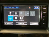 地図情報がSDカード等メモリーカードに保存されているカーナビ。または、エントリーナビキット付きディスプレイオーディオ。