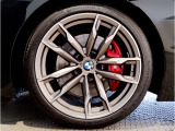 【BMWアロイホイル】軽量かつ強度に拘ったアロイホイル。走行性能ポテンシャルを引き出す設計。車の足元を引き締めてくれる大きなポイントはアロイホイルです。