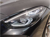 【LEDヘッドライト】先進のLEDテクノロジーを採用。放射される白色光の周波特性は太陽光に近く、バイキセノン・ヘッドライトを上回るコントラストで更に明るく輝きます!