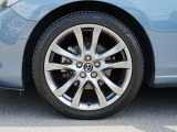 タイヤサイズは「225/45R19」純正19インチホイールを装備しています。大迫力です!