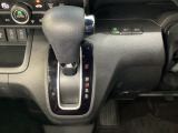 CVT車のセレクトレバーです。低速から高速まで、変速ショックのないスムーズな走りを実現するとともに、エンジン効率のよい領域を維持することで燃費にも貢献します。