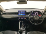 車内は光触媒抗菌消臭施工済です。インパネ周りはスタイリッシュなデザインで機能や装備も充実しています。グローブボックスやカップホルダーのほかにトレーなどたくさんの収納スペースが付いています。