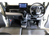 ドライバーを包み込むように、ディスプレーやスイッチ、コンソールを配置。座った瞬間から運転への期待が!空間そのものの心地よさにこだわっています。