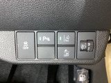ハンドルの右側にはヘットライトリベライザーとHondaセンシング用のメインスイッチがついています。ヘッドライトリベライザーは道路状況や積荷の加重に応じてライトの高さを調節できます。