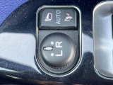 【電動格納ミラー】サイドミラーは電動格納式となっており、狭い駐車場でもキズがつくリスクを抑えられます。