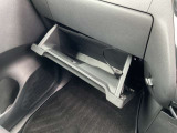 グローブボックス。車検証ブックや小物などが収納できるスペースがあります。